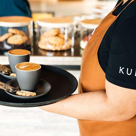 Hotel Pullman Auckland Airport Esterno foto A server holding a tray of coffee