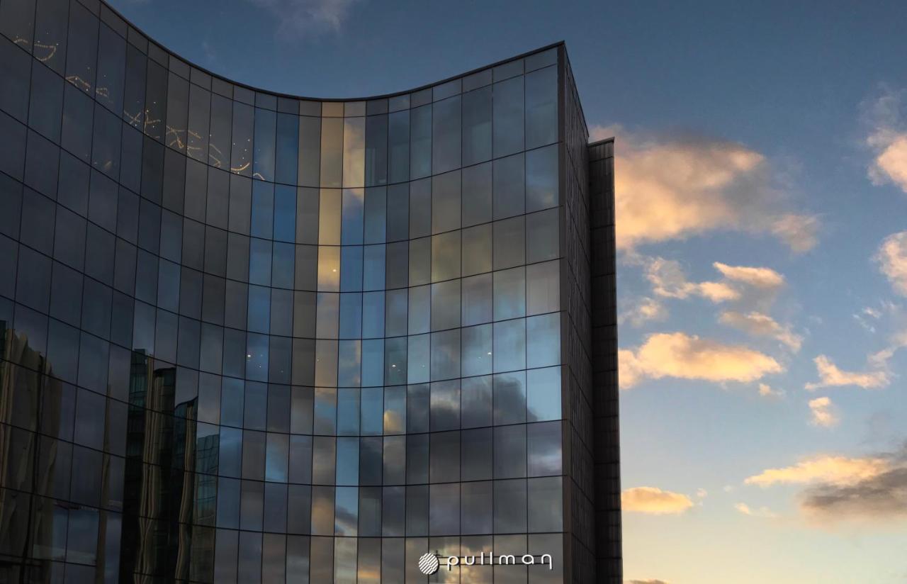 Hotel Pullman Auckland Airport Esterno foto The building at sunset