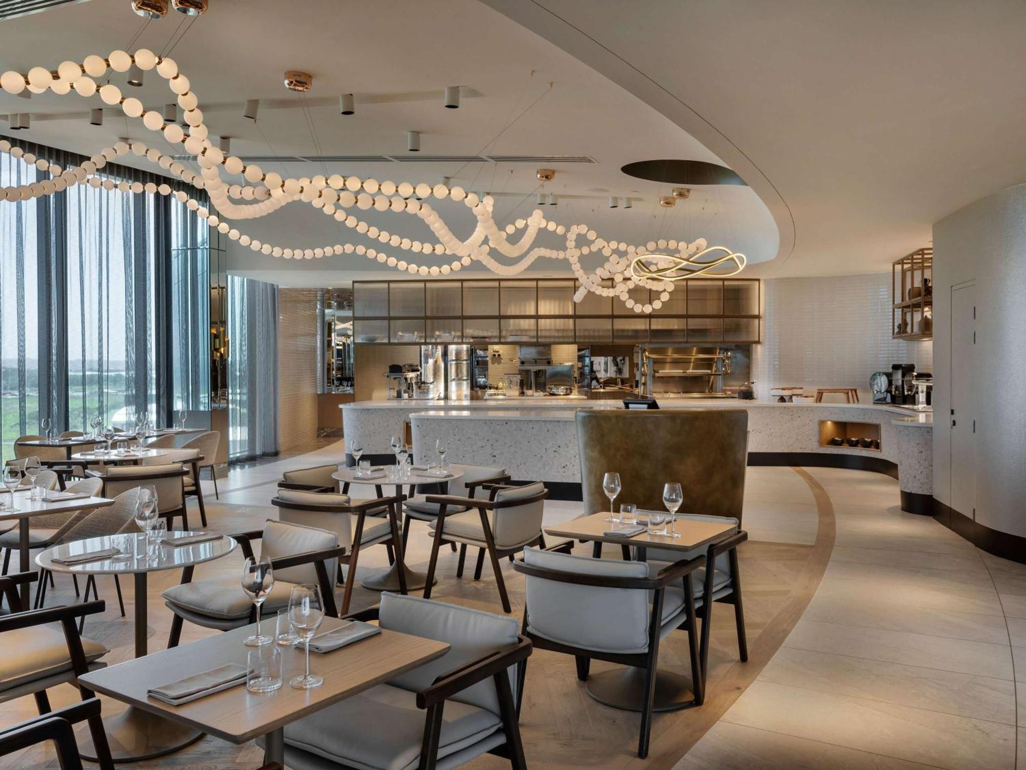 Hotel Pullman Auckland Airport Esterno foto The restaurant at the top of the hotel