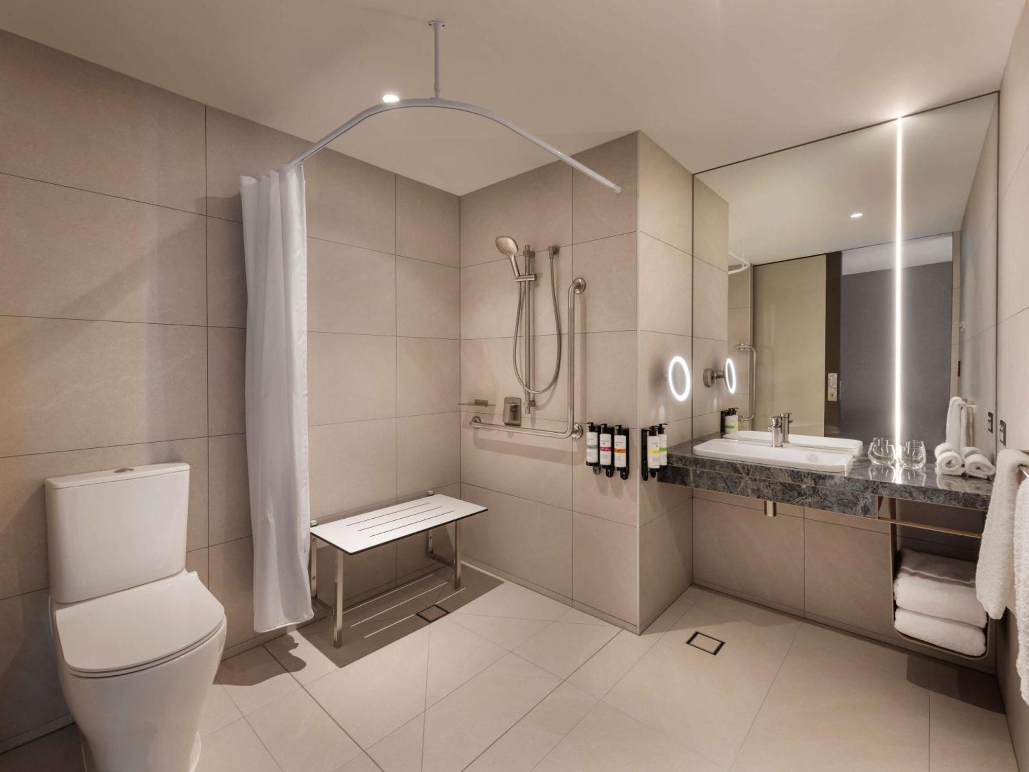 Hotel Pullman Auckland Airport Esterno foto A typical bathroom in a hotel