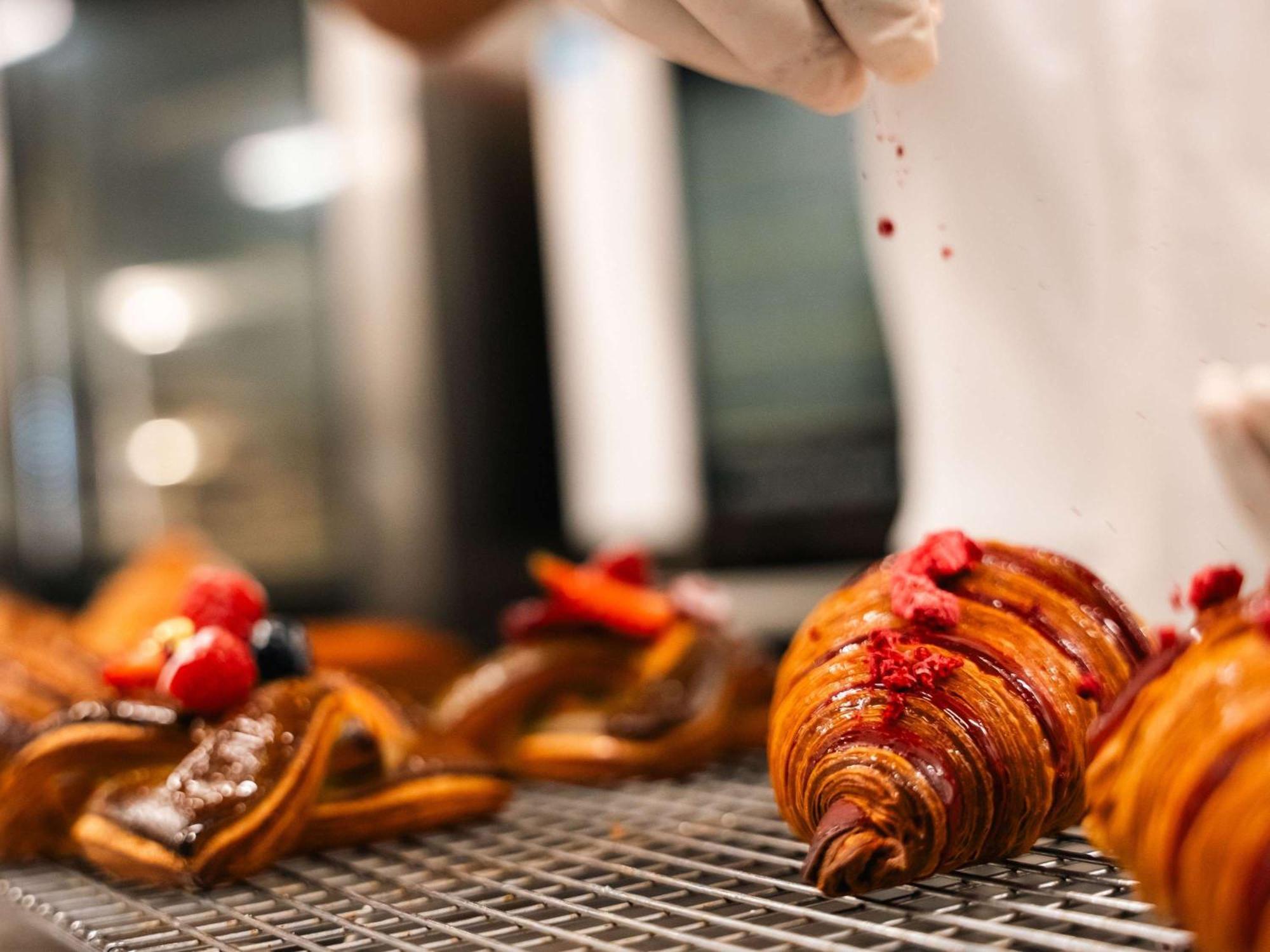 Hotel Pullman Auckland Airport Esterno foto Croissants being dusted with powdered sugar