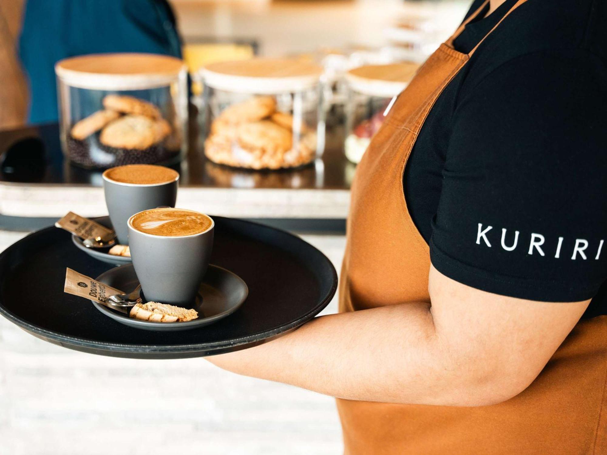 Hotel Pullman Auckland Airport Esterno foto A server holding a tray of coffee